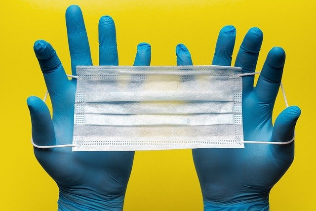 mascarilla y guantes