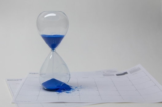reloj de arena azul