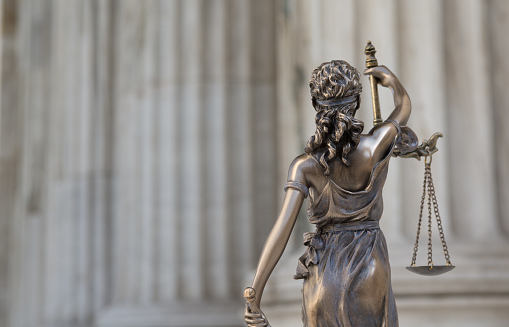 justicia-de-espaldas